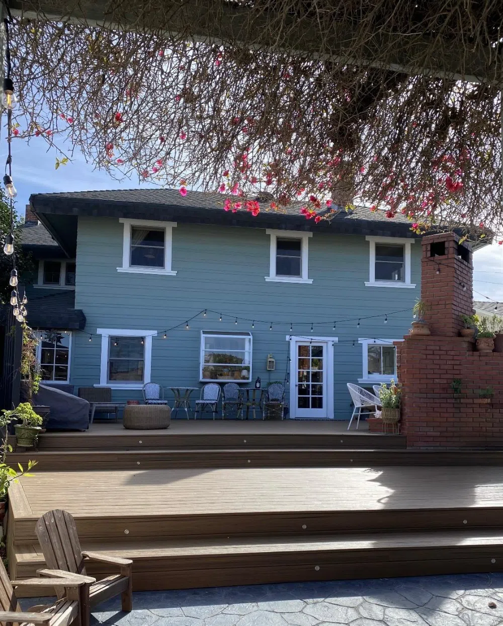 trex-blue-house-overhanging-flowers-pergola